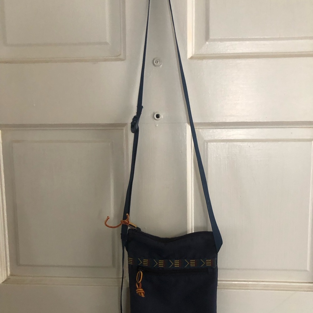 L.L. Bean Navy Logo Patch Bag Accent with Multicolor Embroidered Scene - Picture 4 of 4